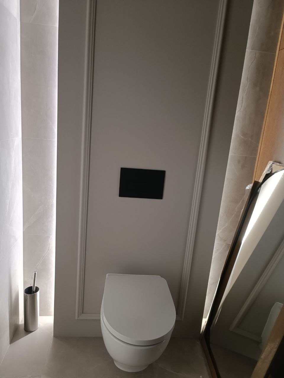 WC podwieszane z listwami przysufitowymi i podświetleniem