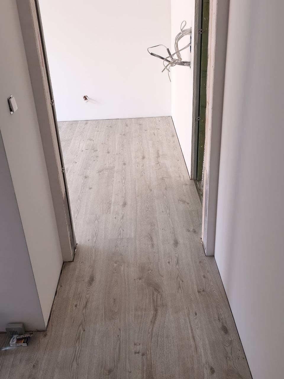 Korytarz z ułożoną podłogą i przygotowanymi ścianami